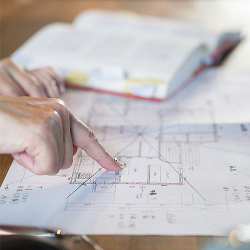設計図を見る手元